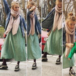 Marie Doležalová Instagram - Tvoje maminka a tatínek vědí, kdo jsi, dyť tě znaj dýl než ty sám sebe. A tvoje milovaná paní učitelka dramaťáku to taky moc dobře ví. Teď v dospělosti zase tvoje kámošky, dyť už s tebou zažily. A tvůj manžel! Ježišmarija, ten musí vědět, kdo jsi, jako tvůj nejbližší. Pak třeba ty, co tě sledujou. Vždyť s nima tolik sdílíš. Nakonec i ty lidi, co občas potkáš a upřímně si s nima popovídáš, i když je skoro neznáš. Tolik lidí to ví, když seš malinko slavnej, tak ještě o malinko víc lidí má svůj pohled. Každej tě vidí nějak - každej tě NĚJAKÝHO má rád. Máš na to radary od malinka. Zachytit, kdy je ten tvůj okolní svět s tebou spokojenej. Kdy tě mají rádi a kdy seš to tudíž ty. Když seš takovej, jakej děláš druhejm radost, tak to poznáš. Svítěj úplně jako sluníčko. Tolik lidí to ví, kdo seš. No možná už tušíš, co se chystám říct….Co kdyby ne? Co když to nakonec víš celou dobu jenom ty? Jak hluboko by bylo v tyhle podzimní a zimní tmavý dny potřeba do sebe zalízt, aby sis sám sebe všim? Jak daleko od druhých je blízko sobě sám? (Děkuju za šaty @tereza.voriskova, za šátek @nanitce a za bundu Paříži,  za fotky pak mý Alfí🙂)