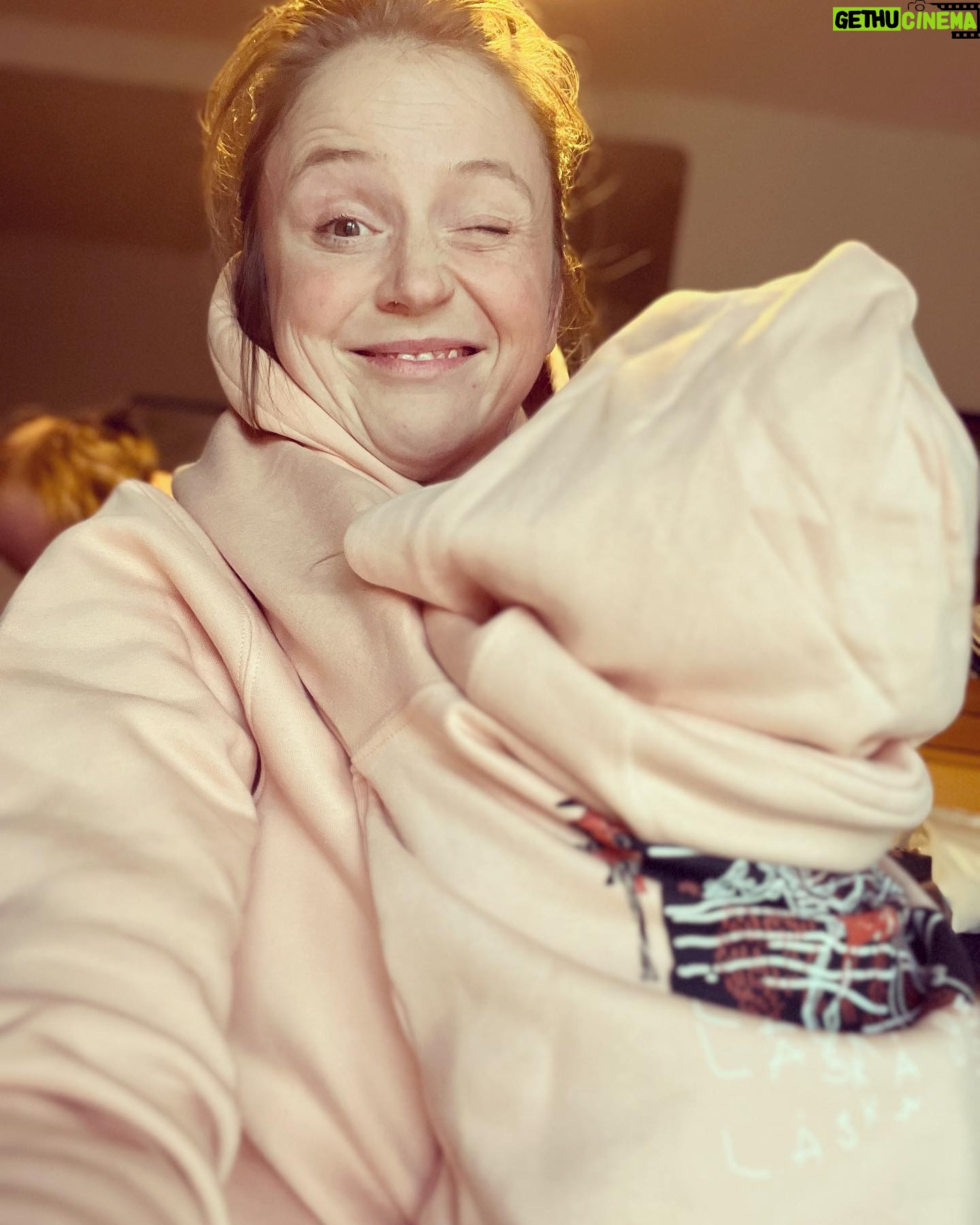 Marie Doležalová - 2.7K Likes - Terka má nový mikiny. Bylo jí blbý mě poprosit, jestli bych je nesdílela. Trochu jsem se snažila hrát si s Markem na ni a na Matyho (mrkněte u ní, jak maj fotky těch mikin vypadat, logo nemá být rozmazaný, lidi maj pózovat nádherně, děti maj bejt zachycený něžně…no jasně, kecám, ani chvíli jsem si nemyslela, že se mi podaři do této minikampaň dostat cool prvek. Jak už víte- mimoňství je už naše značka😀😀) takže přišly mikiny s nádherným potiskem, pro nás všechny, Marek řek, že růžovou jo, Rudy řek, že růžovou ne, Alfí nechce zelenou, ale růžovou potřebuje dvakrát, i pro nejlepší kamarádku, všechny maj na zádech úžasnej obraz, co autorovi pomáhaly kreslit děti, na všech je zase Láska je- Heleďte, tohle se má tvářit jako reklama, ale žádná reklama to není, protože Terka moc dobře ví, že všechno to zboží bude zhruba za den, maximálně dva úplně pryč, takže tohle není žádná influenceřina, Já jsem vlastně dostala možnost Dát vám to vědět právě teď, kdy to tam na eshopu visí a vy díky tomu máte jedinečnou šanci si taky něco urvat, protože jindy to vždycky urvou jenom její sledující!😂😂 Je to biobavlna, fair wear a Gots certifikát, taky to má certifikát “božsky jemné”, mezinárodní evropské označení “nejvíc ťuťu růžová” a na cedulce vevnitř je “nosí Terka Ramba”. Jestli si ty mikiny a trika pořídíte, prej tam přidaj i malým písmem “a Saša z Comebacku”, tak šup! Mrkněte na laskaje.CZ!!!! 🐹🎀💌 @tereza.voriskova