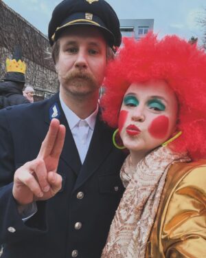 Marie Doležalová Instagram - Babička a děda pustili dětem Stardance. Mě nejvíc zaujalo, jak se hádáme v medailonku, no jo, to je furt to stejný, jako teď. A ta uražená Marie, co odhází od Marka je úplně přesně stejnej výraz, jako uražená Alfí, když jde pryč ode mě. Pamatuju si na ty první tréninky. Zpocená, naprosto neschopná, a hlavně rozhozená, pořád něco komentuju, vymýšlím, proč to nejde….běželo mi hlavou, že jestli mě někdy nějakej chlap viděl v mojí horší verzi, než tenhle kluk tady? Asi těžko. To byla taková zátěžovka, že to bylo fakt hodně daleko od toho, jak se člověk uměle ukazuje naprosto hupr čupr na pomyslným prvním rande. (Nikdy bychom spolu dobrovolně nešli na žádný první rande, to jsme se shodli.) Ale pořád jsme o všem hrozně moc mluvili a rozebírali to, a intuitivně jsem cítila; že tenhle kluk má dobrý nápady a že to cejtí, i když neví přesně jak na to, takže jsem mu hned dost nelogicky úplně důvěřovala, co se týkalo tvorby a podporovala jsem ho v těch jeho šílenostech. (Myslím, že tohle je láska, najít někoho, kdo mi připomíná, kdo jsem a o kom vím kdo je a ve slabých chvilkách mu to zase připomenu já.) co chci říct? Vlivem toho stresu jsme si zvykli se instantně hádat a hádku přeměnit debatu a debatu v usmíření. A to jsem se nikdy, za žádnou cenu, v žádným jiným vztahu neuměla hádat. Osm let, neskutečný, jak to utíká. Jako by to bylo včera. Miláčku, já vím, že nemáš instáč, takže si to nepřečteš, ale zdá se mi, že tohle jsme teda vyhráli!😃❤️