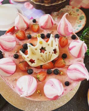 Marie Doležalová Instagram - Miláček Alfí má pátý narozeniny. Holčičko naše, jsi nejkrásnější dáreček🎀 @dreampicnic.cz, po dortové stránce znovu s vámi. Bojovka trvala přes hodinu, spousta úkolů a na konci byla tahle vaše princezní krása!🙂