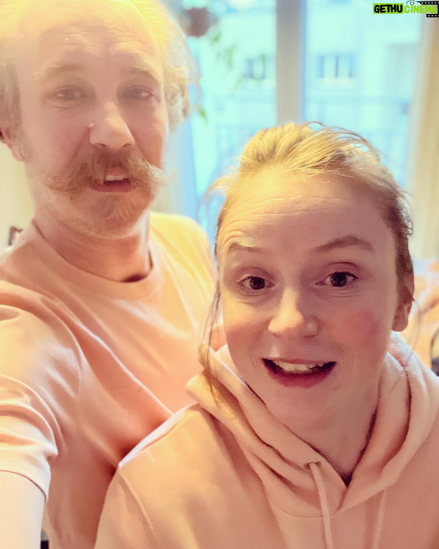 Marie Doležalová - 2.7K Likes - Terka má nový mikiny. Bylo jí blbý mě poprosit, jestli bych je nesdílela. Trochu jsem se snažila hrát si s Markem na ni a na Matyho (mrkněte u ní, jak maj fotky těch mikin vypadat, logo nemá být rozmazaný, lidi maj pózovat nádherně, děti maj bejt zachycený něžně…no jasně, kecám, ani chvíli jsem si nemyslela, že se mi podaři do této minikampaň dostat cool prvek. Jak už víte- mimoňství je už naše značka😀😀) takže přišly mikiny s nádherným potiskem, pro nás všechny, Marek řek, že růžovou jo, Rudy řek, že růžovou ne, Alfí nechce zelenou, ale růžovou potřebuje dvakrát, i pro nejlepší kamarádku, všechny maj na zádech úžasnej obraz, co autorovi pomáhaly kreslit děti, na všech je zase Láska je- Heleďte, tohle se má tvářit jako reklama, ale žádná reklama to není, protože Terka moc dobře ví, že všechno to zboží bude zhruba za den, maximálně dva úplně pryč, takže tohle není žádná influenceřina, Já jsem vlastně dostala možnost Dát vám to vědět právě teď, kdy to tam na eshopu visí a vy díky tomu máte jedinečnou šanci si taky něco urvat, protože jindy to vždycky urvou jenom její sledující!😂😂 Je to biobavlna, fair wear a Gots certifikát, taky to má certifikát “božsky jemné”, mezinárodní evropské označení “nejvíc ťuťu růžová” a na cedulce vevnitř je “nosí Terka Ramba”. Jestli si ty mikiny a trika pořídíte, prej tam přidaj i malým písmem “a Saša z Comebacku”, tak šup! Mrkněte na laskaje.CZ!!!! 🐹🎀💌 @tereza.voriskova