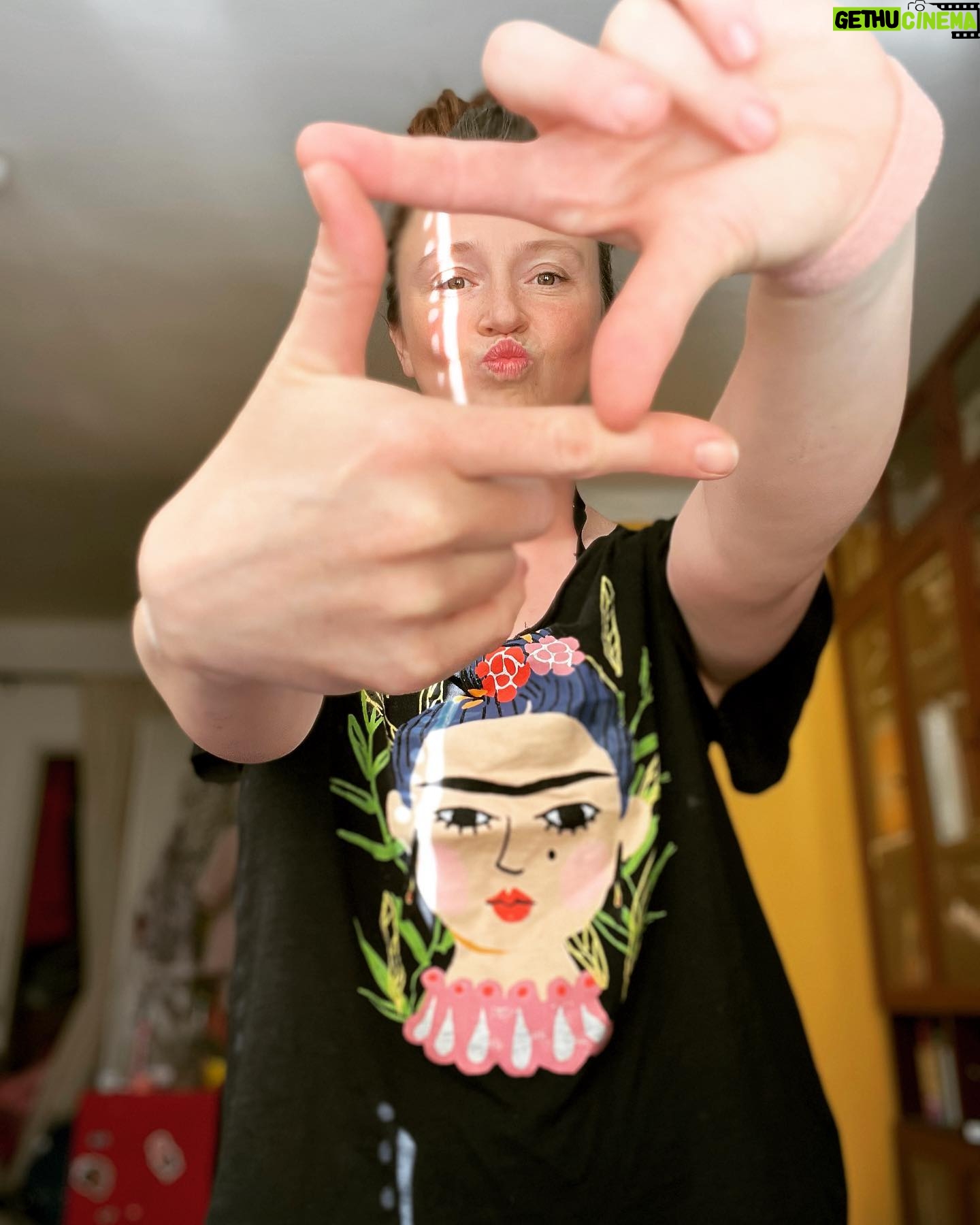 Marie Doležalová - 1.1K Likes - Předsudků ohledně terapiií panuje mnoho, například že musíte být blázen, abyste na ně mohli chodit nebo že je s vámi něco hodně v nepořádku, když potřebujete odbornou pomoc. Já si naopak myslím, že je s vámi něco hodně v pořádku, když se odhodláte řešit s odborníkem něco, s čím si sami nevíte rady. A to něco nemusí být nic konkrétního, může to být prostě váš život a nechat si poradit je podle mě znakem síly a ne slabosti. Já jsem začala chodit na terapii půl roku předtím, než jsem otěhotněla poprvé a byla jsem v šoku, kolik témat se ve mně skrývá. Říká se, že buď se učíte dobrovolně a po dobrém, anebo vás živit donutí věci pochopit těžkými událostmi. Terapie tak může být tím dobrovolným krokem, jak začít chápat sám sebe bez toho, aby se museli začít dít průšvihy. Dnes vám chci představit službu Hedepy.cz, která zprostředkovává online terapii, čili můžete se setkat se svým terapeutem po videohovoru a tomu že spoustě lidem pomoct při tom problematickém prvním kroku. Protože na tom se shodují téměř všichni, to úplně nejtěžší je udělat první krok, potom už začíná úleva až euforie, i když těžká práce, která ale vždycky přináší benefity. Do konce května můžete využít kód MARIE200, dvěstě korun slevu na první terapii. Tak třeba vás to inspiruje a nakopne! Jo?❤️ @hedepycz P.S.: Dekuju vám za krásný reakce, tak pŕipisuju, kdo se chcete podělit o svou zkušenost s tématem, jakkoli, patří to sem!