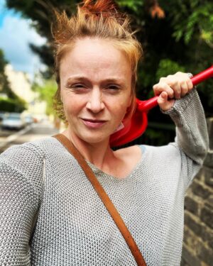 Marie Doležalová Instagram - Milá Maru, tak jsem si tě dneska představila, jak taková vypleskaná z velký Prahy pobíháš od školy k intru a snažíš se tak svědomitě plnit ty úkoly, ty, který pak předvádíš sama před celou třídou, ty monology v prváku a tak- vidím tě, jak se strašně moc snažíš, a jo, děláš to dobře a mám tě moc ráda za to, jak se snažíš se vždycky úplně vykostit, abys něco splnila- budeš to tak dělat vždycky a budeš taková i herečka, svědomitá, vždycky úplně udřená, aby ses nějak proměnila, tak nějak furt v křeči…ale o tom mluvit nechci. Chtěla jsem ti dnes říct, šestnáctiletá Maru, že ono se to nějak všechno poskládá a cca za dvacet let najednou zjistíš, že nedělat to všechno pořád správně je správně. A taky, a hlavně! Víš co zjistíš? Že si to můžeš dělat podle sebe. Že na nikom nezáleží, co si myslí. Bejt sama sebou, to je neustálá těžká práce, ale zároveň už se prostě nikdy nedřeš pro druhý. Je to boj, ale ne sama se sebou. Bejt upřímnej sám k sobě je makačka. To jsem ti dnes chtěla napsat. Že “bejt sám sebou” je klišé z knih a filmů, a že se dlouho zdá, že to znamená “tak nějak odvážně změnit život, někam odjet a říct si, že předtím jsem byl debil”, ale tak to není. (Ale i jo, může to obsahovat touhu nikdy už nestát před kamerou a naučit se prostě psát a jo! Co ty víš! Třeba to udělat!) Ale ze všeho nejvíc to je: zjistit, že to ty víš, cos chtěla udělat. Jen ty máš ty odpovědi, co je důležitý. (Ty, tvoje srdce, tvoje duše, tvoje vedení.) Ne oni, jenom ty. (Takže ty odpovědi nejsou daleko. Jsou blízko, tak jako sama sobě ty. Což může bejt blízko dost.) jo? Tak pac a pusu, tvoje Marie!