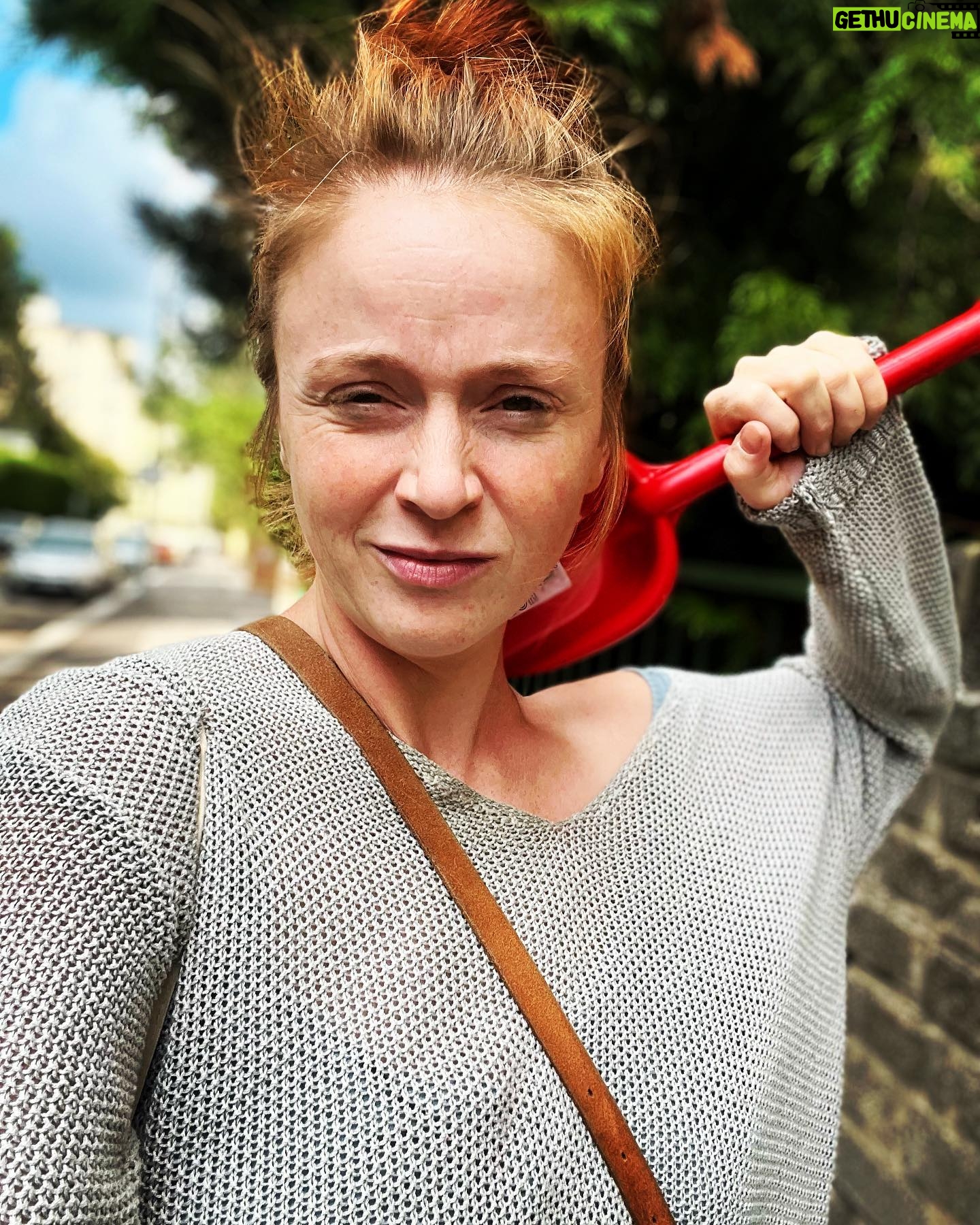 Marie Doležalová - 1.6K Likes - Milá Maru, tak jsem si tě dneska představila, jak taková vypleskaná z velký Prahy pobíháš od školy k intru a snažíš se tak svědomitě plnit ty úkoly, ty, který pak předvádíš sama před celou třídou, ty monology v prváku a tak- vidím tě, jak se strašně moc snažíš, a jo, děláš to dobře a mám tě moc ráda za to, jak se snažíš se vždycky úplně vykostit, abys něco splnila- budeš to tak dělat vždycky a budeš taková i herečka, svědomitá, vždycky úplně udřená, aby ses nějak proměnila, tak nějak furt v křeči…ale o tom mluvit nechci. Chtěla jsem ti dnes říct, šestnáctiletá Maru, že ono se to nějak všechno poskládá a cca za dvacet let najednou zjistíš, že nedělat to všechno pořád správně je správně. A taky, a hlavně! Víš co zjistíš? Že si to můžeš dělat podle sebe. Že na nikom nezáleží, co si myslí. Bejt sama sebou, to je neustálá těžká práce, ale zároveň už se prostě nikdy nedřeš pro druhý. Je to boj, ale ne sama se sebou. Bejt upřímnej sám k sobě je makačka. To jsem ti dnes chtěla napsat. Že “bejt sám sebou” je klišé z knih a filmů, a že se dlouho zdá, že to znamená “tak nějak odvážně změnit život, někam odjet a říct si, že předtím jsem byl debil”, ale tak to není. (Ale i jo, může to obsahovat touhu nikdy už nestát před kamerou a naučit se prostě psát a jo! Co ty víš! Třeba to udělat!) Ale ze všeho nejvíc to je: zjistit, že to ty víš, cos chtěla udělat. Jen ty máš ty odpovědi, co je důležitý. (Ty, tvoje srdce, tvoje duše, tvoje vedení.) Ne oni, jenom ty. (Takže ty odpovědi nejsou daleko. Jsou blízko, tak jako sama sobě ty. Což může bejt blízko dost.) jo? Tak pac a pusu, tvoje Marie!