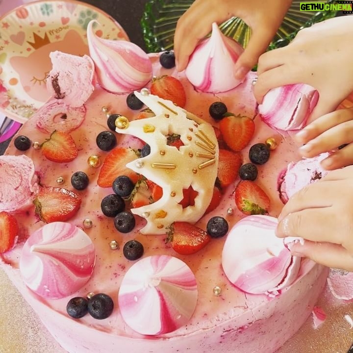 Marie Doležalová - 1K Likes - Miláček Alfí má pátý narozeniny. Holčičko naše, jsi nejkrásnější dáreček🎀 @dreampicnic.cz, po dortové stránce znovu s vámi. Bojovka trvala přes hodinu, spousta úkolů a na konci byla tahle vaše princezní krása!🙂