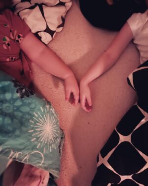 Marie Doležalová Instagram - Když se z dospělý výšky díváte na nás děti; závidíte nám tu pohodu, bezstarostnost, a že za nás všechno každej udělá. Ale bejt dítě je vlastně dost těžký. Dospělí jsou tak neomylný, svět tak rozlehlej a záhadnej. Velký lidi si z malejch pořád tak jako utahujou. Jako že věříme, že méďa je živej a pláčeme kvůli blbostem. Bejt dítě je velká fuška. A člověk musí bejt tak statečnej. Přestat se bát velkých, poznat, kdy mluví vážně a kdy ne. A hlavně už vyrůst, aby mi pořád neříkali, kdy je to povolený bejt zoufalej a kdy jsem to splet a byla to jen blbost. Vyrůst a konečně už taky na druhý chytračit. Vyrůst a konečně už taky mluvit na ty malý spatra. Vyrůst, aby nás konečně už ostatní začali brát vážně. ❤️ @detijsoutakylidi