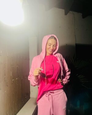 Marie Garet Instagram - La vie appartient à ceux qui se lèvent très tôt pour jouer à la Barbie 😜💅🏻👚👛
I’m a Barbie girl défraîchie 🤫🫣🤭
#barbie #mattel #girl #dedicasse #jekiffegarderlesetiquettesavecleprix #barbieavendre #antivolvsetiquette #pink #binouiavantjetaisunebarbie ❤️
Au fête soyez cools aujourd’hui c’est la fête des Marie 😜 alors bonne fête à toutes ces meufs complètement déjantées 🥳
Ensemble @zara