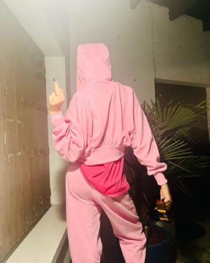 Marie Garet Instagram - La vie appartient à ceux qui se lèvent très tôt pour jouer à la Barbie 😜💅🏻👚👛
I’m a Barbie girl défraîchie 🤫🫣🤭
#barbie #mattel #girl #dedicasse #jekiffegarderlesetiquettesavecleprix #barbieavendre #antivolvsetiquette #pink #binouiavantjetaisunebarbie ❤️
Au fête soyez cools aujourd’hui c’est la fête des Marie 😜 alors bonne fête à toutes ces meufs complètement déjantées 🥳
Ensemble @zara