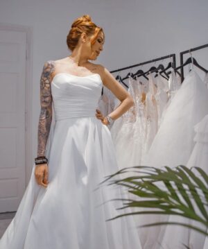 Marie Garet Instagram - 📍Montpellier.

📸 : Panasonic Lumix GH6   Olympus 12-40mm f/2.8 pro.

Modèle : @marie_garetoff
Robe : @raffineecoutureofficial
Photographe :@cape.jb

#robesdemariée #robesdesoiree #montpellier #robessurmesures #mariegaret #secretstory#jeancape #photographeetvideaste