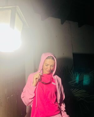 Marie Garet Instagram - La vie appartient à ceux qui se lèvent très tôt pour jouer à la Barbie 😜💅🏻👚👛
I’m a Barbie girl défraîchie 🤫🫣🤭
#barbie #mattel #girl #dedicasse #jekiffegarderlesetiquettesavecleprix #barbieavendre #antivolvsetiquette #pink #binouiavantjetaisunebarbie ❤️
Au fête soyez cools aujourd’hui c’est la fête des Marie 😜 alors bonne fête à toutes ces meufs complètement déjantées 🥳
Ensemble @zara