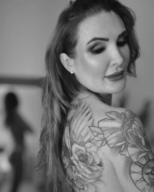 Marie Garet Instagram - Merci à @zeuxis_ink pour ce magnifique tatouage et à @gagaanails pour ce shooting exceptionnel ❤️