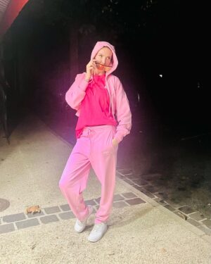 Marie Garet Instagram - La vie appartient à ceux qui se lèvent très tôt pour jouer à la Barbie 😜💅🏻👚👛
I’m a Barbie girl défraîchie 🤫🫣🤭
#barbie #mattel #girl #dedicasse #jekiffegarderlesetiquettesavecleprix #barbieavendre #antivolvsetiquette #pink #binouiavantjetaisunebarbie ❤️
Au fête soyez cools aujourd’hui c’est la fête des Marie 😜 alors bonne fête à toutes ces meufs complètement déjantées 🥳
Ensemble @zara
