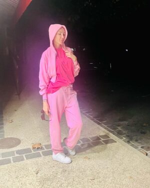 Marie Garet Instagram - La vie appartient à ceux qui se lèvent très tôt pour jouer à la Barbie 😜💅🏻👚👛
I’m a Barbie girl défraîchie 🤫🫣🤭
#barbie #mattel #girl #dedicasse #jekiffegarderlesetiquettesavecleprix #barbieavendre #antivolvsetiquette #pink #binouiavantjetaisunebarbie ❤️
Au fête soyez cools aujourd’hui c’est la fête des Marie 😜 alors bonne fête à toutes ces meufs complètement déjantées 🥳
Ensemble @zara