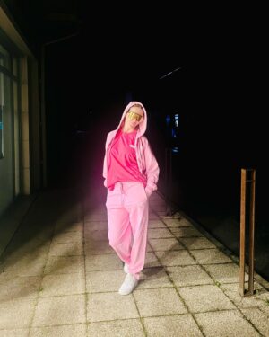 Marie Garet Instagram - La vie appartient à ceux qui se lèvent très tôt pour jouer à la Barbie 😜💅🏻👚👛
I’m a Barbie girl défraîchie 🤫🫣🤭
#barbie #mattel #girl #dedicasse #jekiffegarderlesetiquettesavecleprix #barbieavendre #antivolvsetiquette #pink #binouiavantjetaisunebarbie ❤️
Au fête soyez cools aujourd’hui c’est la fête des Marie 😜 alors bonne fête à toutes ces meufs complètement déjantées 🥳
Ensemble @zara
