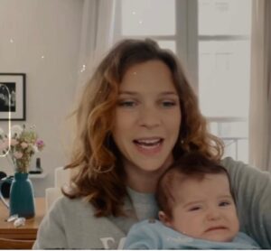 Marie Hennerez Instagram - Bon, nous n’aurons finalement pas réussi à aller au bout avant de devoir partir en week-end. Alors voilà une manifestation du chaos créé par l’arrivée de Marius dans nos vies.
Comme un pied de nez à mon perfectionnisme d’antan qui m’a tant entravée et contre lequel j’ai tant lutté. 
Désolée Joffrey, c’est tout ce que je peux offrir 😅
Vive la vie et vive les bébés, les meilleurs profs de surf sur la vibe.
Et encore merci pour ces découvertes musicales !! 🤝

@thesagesveryfair Merci pour le sweat 💕