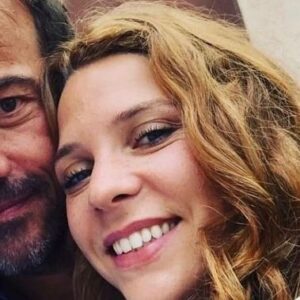 Marie Hennerez Instagram - Ça y est, cette fois, c’est bel et bien terminé.
Jeudi résonnait mon dernier clap de fin (de scènes extrêmes jusqu’au bout / cf mon piteux état 😉) 
Adieu Léa Nebout, au revoir les partenaires chéris, de jeu, de rigolade, de confidence ainsi que les vaillantes et inoubliables équipes techniques, Prod et post-prod, toujours dévouées à œuvrer ensemble, dans la joie et le plaisir. 
Adieu à cette sacrée belle et puissante machine qu’aura été Plus Belle La Vie, exemplaire d’humilité, de travail, portée par notre passion commune de tourner, encore et encore et de faire vivre mille et une histoires qui ont su toucher les cœurs et bouger les consciences. 
Quelle chance d’avoir pu évoluer grâce à vous, chers spectateurs, au sein de cette précieuse série populaire pendant six ans. 
C’était unique et je me suis régalée. 

MERCI