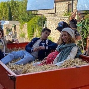 Marie Hennerez Instagram - Ça y est, cette fois, c’est bel et bien terminé.
Jeudi résonnait mon dernier clap de fin (de scènes extrêmes jusqu’au bout / cf mon piteux état 😉) 
Adieu Léa Nebout, au revoir les partenaires chéris, de jeu, de rigolade, de confidence ainsi que les vaillantes et inoubliables équipes techniques, Prod et post-prod, toujours dévouées à œuvrer ensemble, dans la joie et le plaisir. 
Adieu à cette sacrée belle et puissante machine qu’aura été Plus Belle La Vie, exemplaire d’humilité, de travail, portée par notre passion commune de tourner, encore et encore et de faire vivre mille et une histoires qui ont su toucher les cœurs et bouger les consciences. 
Quelle chance d’avoir pu évoluer grâce à vous, chers spectateurs, au sein de cette précieuse série populaire pendant six ans. 
C’était unique et je me suis régalée. 

MERCI