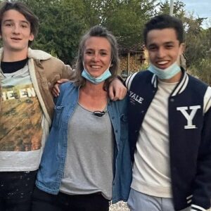 Marie Hennerez Instagram - Ça y est, cette fois, c’est bel et bien terminé.
Jeudi résonnait mon dernier clap de fin (de scènes extrêmes jusqu’au bout / cf mon piteux état 😉) 
Adieu Léa Nebout, au revoir les partenaires chéris, de jeu, de rigolade, de confidence ainsi que les vaillantes et inoubliables équipes techniques, Prod et post-prod, toujours dévouées à œuvrer ensemble, dans la joie et le plaisir. 
Adieu à cette sacrée belle et puissante machine qu’aura été Plus Belle La Vie, exemplaire d’humilité, de travail, portée par notre passion commune de tourner, encore et encore et de faire vivre mille et une histoires qui ont su toucher les cœurs et bouger les consciences. 
Quelle chance d’avoir pu évoluer grâce à vous, chers spectateurs, au sein de cette précieuse série populaire pendant six ans. 
C’était unique et je me suis régalée. 

MERCI
