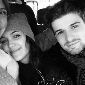 Marie Hennerez Instagram - Ça y est, cette fois, c’est bel et bien terminé.
Jeudi résonnait mon dernier clap de fin (de scènes extrêmes jusqu’au bout / cf mon piteux état 😉) 
Adieu Léa Nebout, au revoir les partenaires chéris, de jeu, de rigolade, de confidence ainsi que les vaillantes et inoubliables équipes techniques, Prod et post-prod, toujours dévouées à œuvrer ensemble, dans la joie et le plaisir. 
Adieu à cette sacrée belle et puissante machine qu’aura été Plus Belle La Vie, exemplaire d’humilité, de travail, portée par notre passion commune de tourner, encore et encore et de faire vivre mille et une histoires qui ont su toucher les cœurs et bouger les consciences. 
Quelle chance d’avoir pu évoluer grâce à vous, chers spectateurs, au sein de cette précieuse série populaire pendant six ans. 
C’était unique et je me suis régalée. 

MERCI