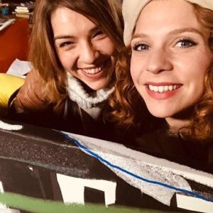 Marie Hennerez Instagram - Ça y est, cette fois, c’est bel et bien terminé.
Jeudi résonnait mon dernier clap de fin (de scènes extrêmes jusqu’au bout / cf mon piteux état 😉) 
Adieu Léa Nebout, au revoir les partenaires chéris, de jeu, de rigolade, de confidence ainsi que les vaillantes et inoubliables équipes techniques, Prod et post-prod, toujours dévouées à œuvrer ensemble, dans la joie et le plaisir. 
Adieu à cette sacrée belle et puissante machine qu’aura été Plus Belle La Vie, exemplaire d’humilité, de travail, portée par notre passion commune de tourner, encore et encore et de faire vivre mille et une histoires qui ont su toucher les cœurs et bouger les consciences. 
Quelle chance d’avoir pu évoluer grâce à vous, chers spectateurs, au sein de cette précieuse série populaire pendant six ans. 
C’était unique et je me suis régalée. 

MERCI