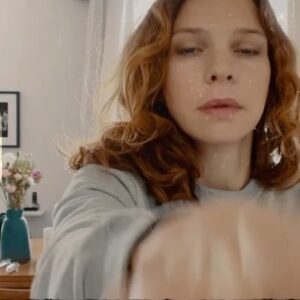 Marie Hennerez Instagram - Bon, nous n’aurons finalement pas réussi à aller au bout avant de devoir partir en week-end. Alors voilà une manifestation du chaos créé par l’arrivée de Marius dans nos vies.
Comme un pied de nez à mon perfectionnisme d’antan qui m’a tant entravée et contre lequel j’ai tant lutté. 
Désolée Joffrey, c’est tout ce que je peux offrir 😅
Vive la vie et vive les bébés, les meilleurs profs de surf sur la vibe.
Et encore merci pour ces découvertes musicales !! 🤝

@thesagesveryfair Merci pour le sweat 💕