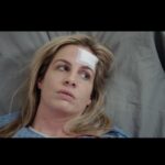 Marie-Lyne Joncas Instagram - Aye! Tourner sur Stat m’a redonné la piqûre du jeu! Tourner avec d’aussi bons acteurs/actrices et se sentir accueillie et appréciée, c’est tellement valorisant! On est chanceux d’avoir, au Québec, de l’aussi bonne TV avec si peu de moyens! Merci @mariealabbe d’avoir pensé à moi pour ce rôle aussi complexe et attachant! « Je pense que tu es capable de jouer une fille qui mange un calorifère et être crédible » J’ai tout donné! 😂 Merci à ma grande amie @genny_schmidt d’avoir pris le temps de me dire que je la touchais et que je faisais la bonne affaire. Merci à @thestephanerousseau avec qui je fais des jokes de caca d’habitude mais avec qui j’ai ressenti des belles affaires en jouant avec lui! T’es un bijou d’être humain mais aussi un acteur généreux et doux! @suzanne_clement j’ai rien d’autre à dire que: J’ai joué avec fucking SOPHIE PAQUIN MAN! T’es une Coliss de vraie je capote sur toi! Et tous les autres, ♥️♥️♥️! Cette production est remplie de gens vaillants et gentils et beaux et drôles! Beau trip, belles rencontres! Le futur me parle et me dit: t’es capable de chier du métal pis être crédible? Pourquoi tu ne jouerais pas plus? STAY TUNED! ♥️💪🏻