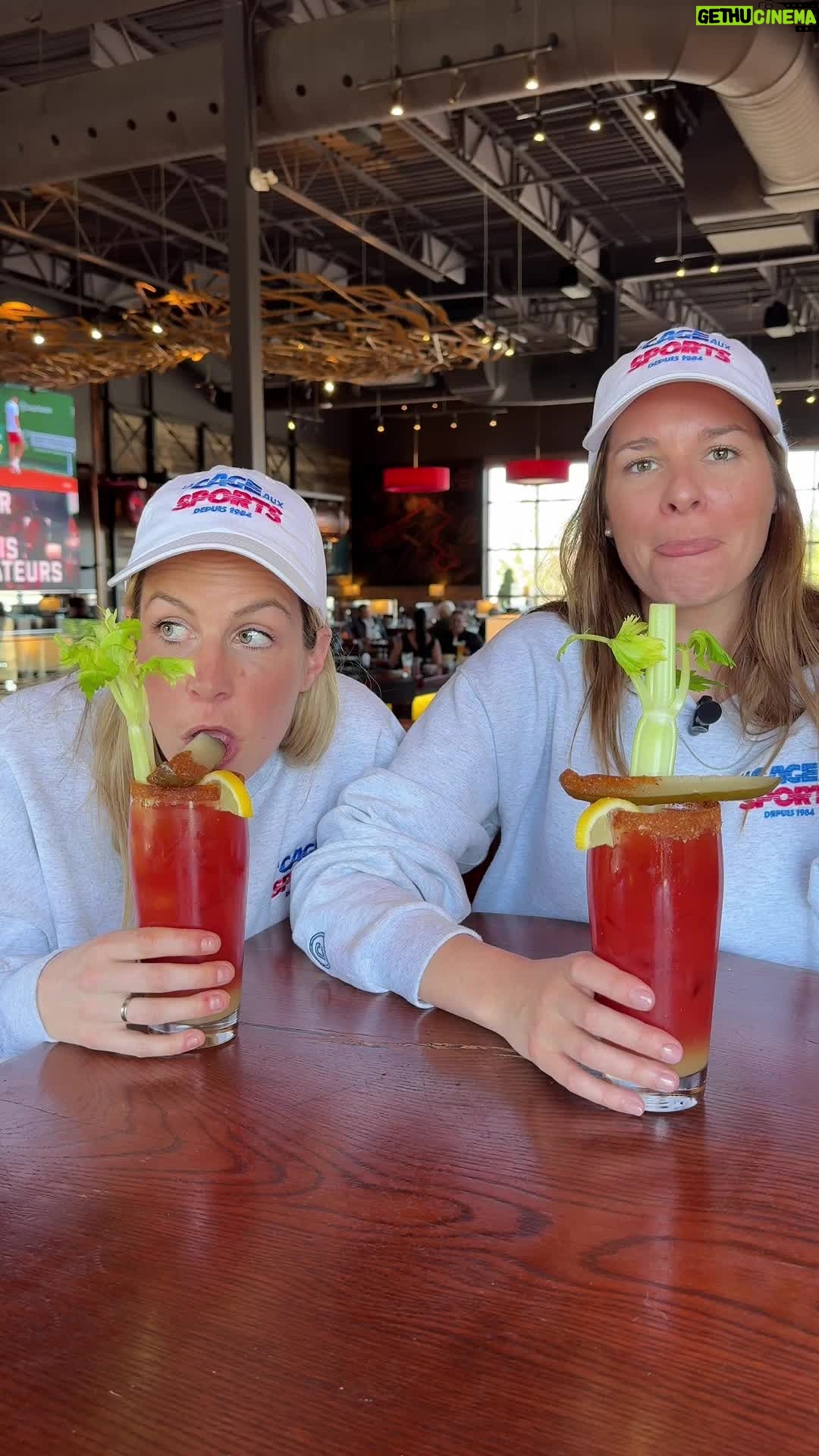 Marie-Lyne Joncas Instagram - 350 000 000 de Bloody bus chaque année au pays. Viens à ta Cage ajouter un « 1 » à cette stats-là! 🍅
