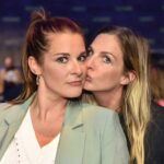 Marie-Lyne Joncas Instagram - Ce soir, ma grande complice de toujours anime le gala les Oliviers avec @cathygauthier_humoriste ! Je suis fière comme une mère! CRISS QUE JAI HÂTE DE VOIR ÇA! Ça fait 3 mois qu’elle nous rôde des jokes en pensant qu’on se rend pas compte que c’est pour le gala! C’est sûr que de se faire sortir une joke de NEEV entres deux bouchées de pâtés fromages un samedi 5 à 7, ça donne des indices! J’espère qu’elle sera maquillée comme sur la première photo! Quelque chose de subtil qui lui fait ressortir le beau regard vif et allumé! 😂 💪🏻💪🏻💪🏻♥️♥️♥️ Je t’aime ma nouère! Va leur montrer c’est qui qui a les plus belles jambes du milieu!