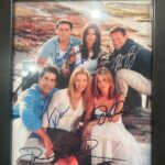 Marie-Lyne Joncas Instagram - Hier j’ai reçu le plus beau cadeau du monde! @michelbarrette_officiel m’a offert, une photo signée par les membres de Friends! La vraie là, pas une copie! Genre, les 6 ont touché cette photo! J’ai pleuré! C’est capoté! Michel, je t’en serai éternellement reconnaissante! ♥️♥️♥️