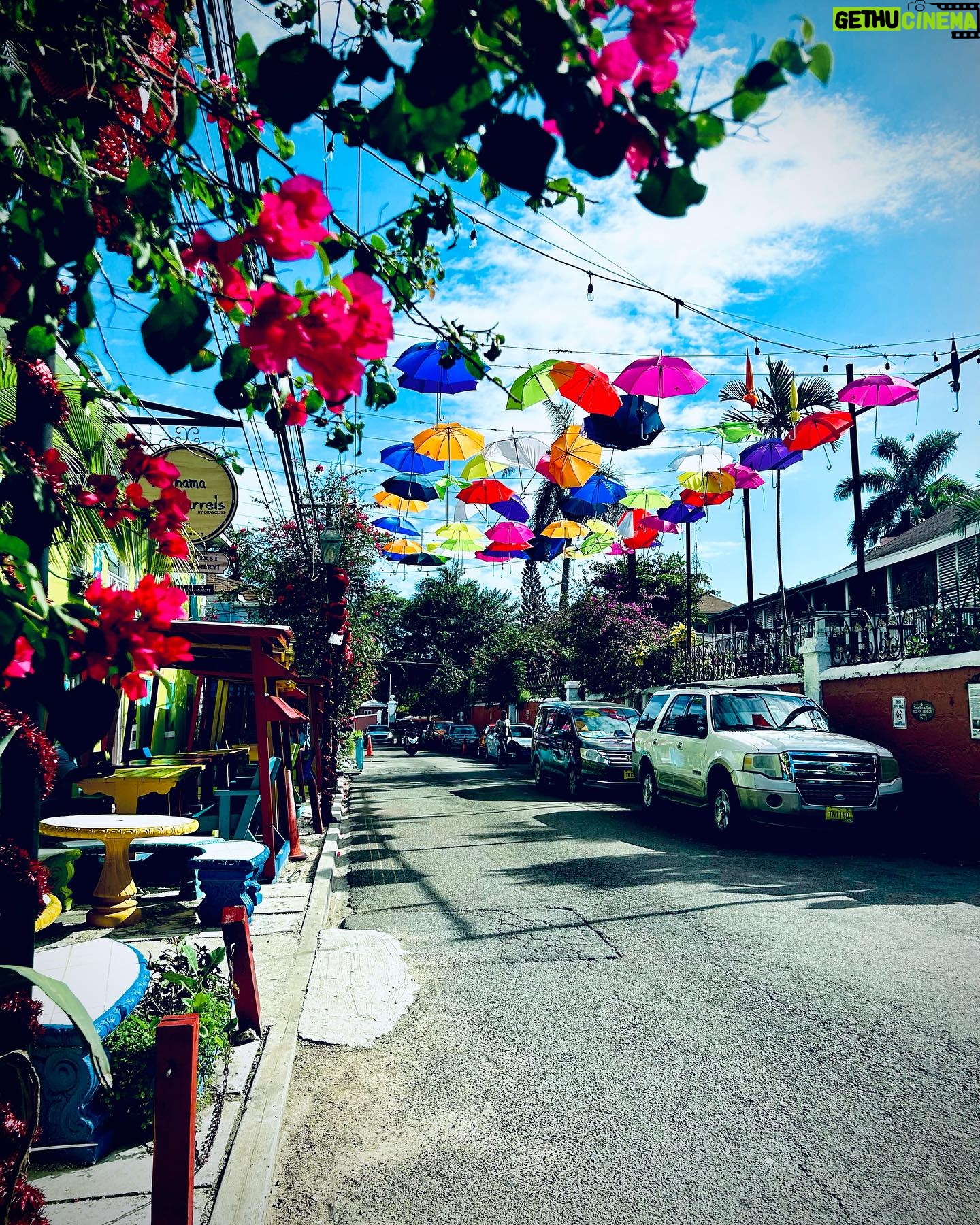 Marie-Lyne Joncas Instagram - Marcher seule à Nassau et prendre quelques clichés! Voir du beau dans tout!