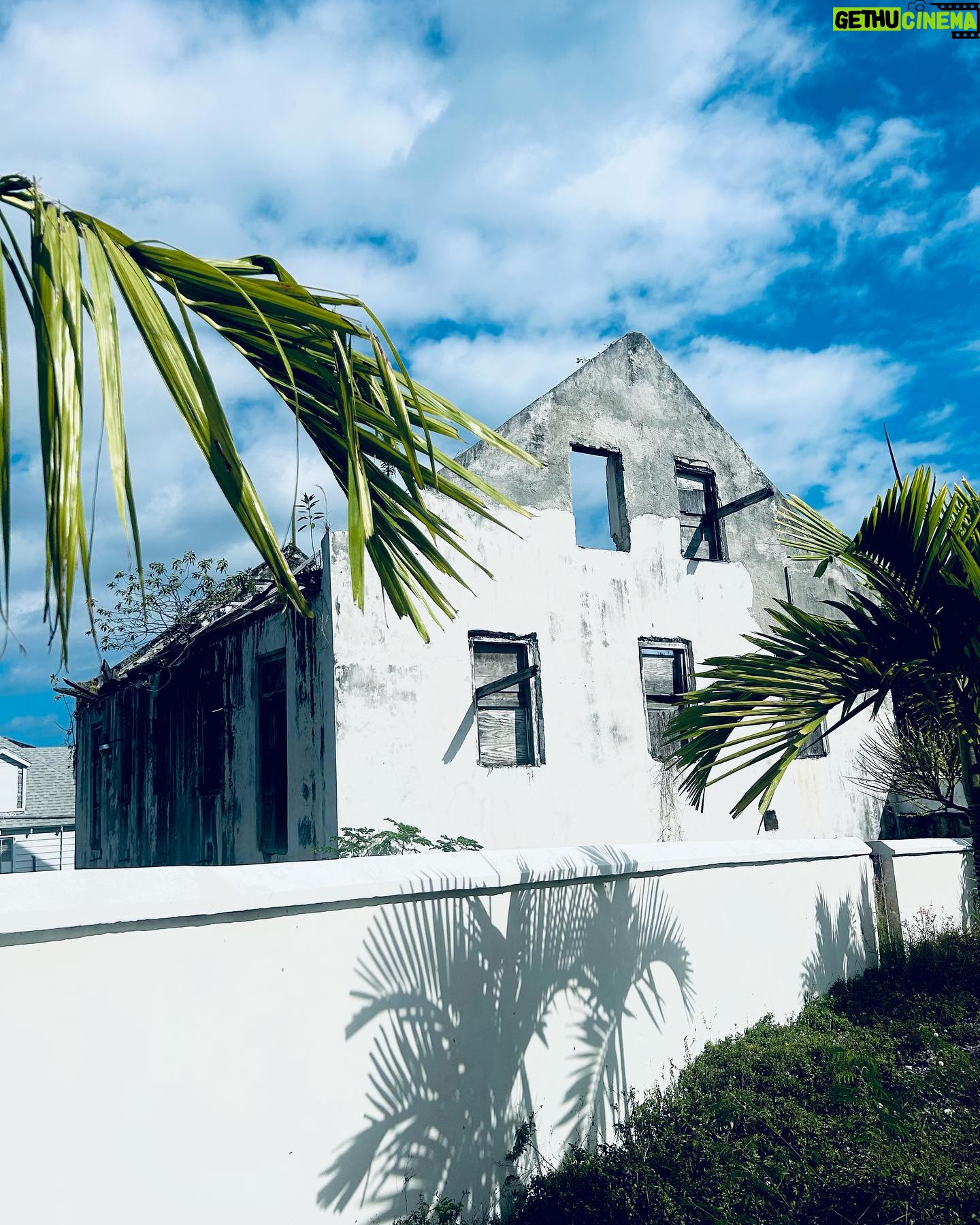 Marie-Lyne Joncas Instagram - Marcher seule à Nassau et prendre quelques clichés! Voir du beau dans tout!