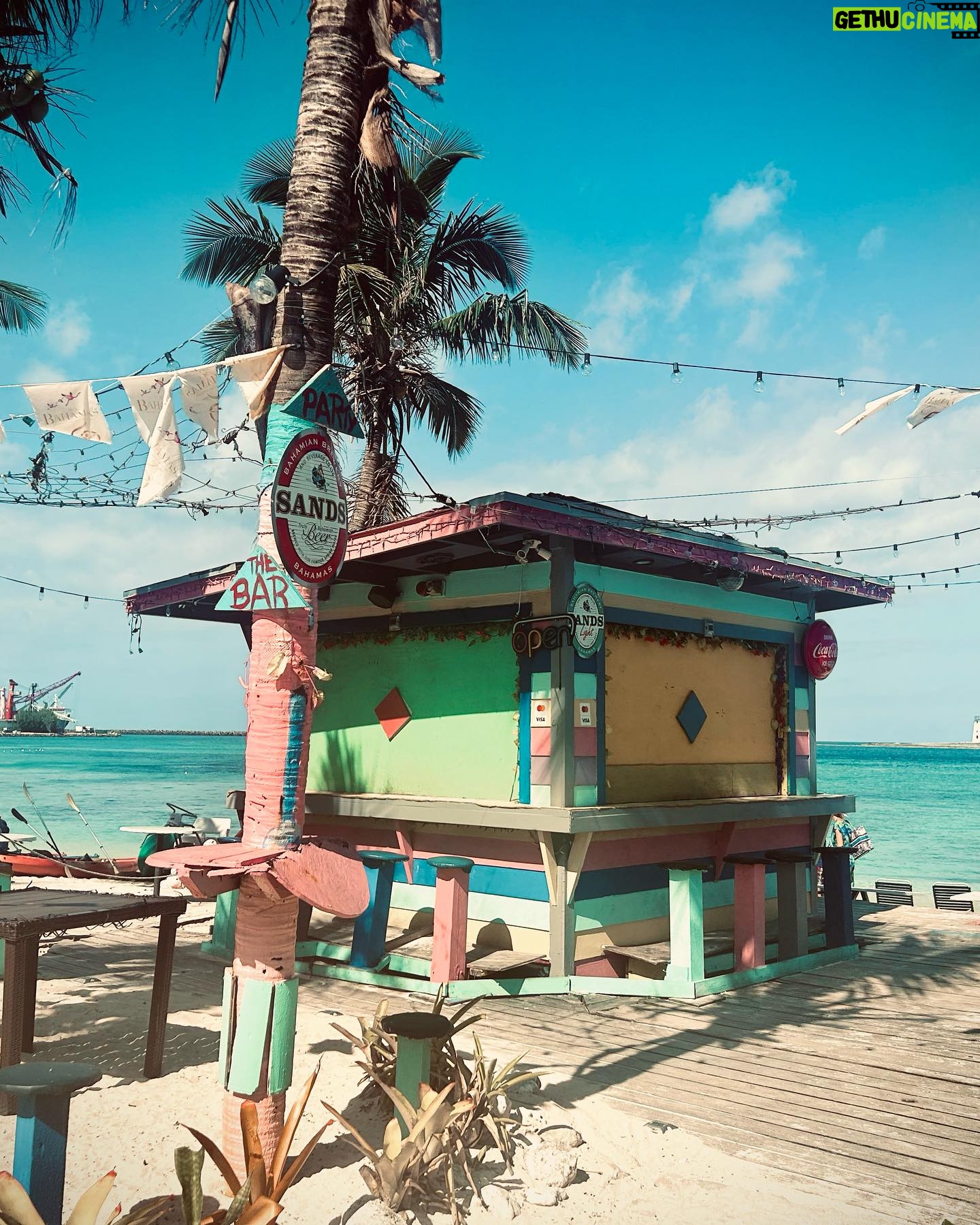 Marie-Lyne Joncas Instagram - Marcher seule à Nassau et prendre quelques clichés! Voir du beau dans tout!