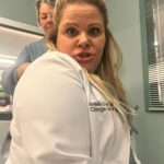 Marie-Lyne Joncas Instagram - Aye! Tourner sur Stat m’a redonné la piqûre du jeu! Tourner avec d’aussi bons acteurs/actrices et se sentir accueillie et appréciée, c’est tellement valorisant! On est chanceux d’avoir, au Québec, de l’aussi bonne TV avec si peu de moyens! Merci @mariealabbe d’avoir pensé à moi pour ce rôle aussi complexe et attachant! « Je pense que tu es capable de jouer une fille qui mange un calorifère et être crédible » J’ai tout donné! 😂 Merci à ma grande amie @genny_schmidt d’avoir pris le temps de me dire que je la touchais et que je faisais la bonne affaire. Merci à @thestephanerousseau avec qui je fais des jokes de caca d’habitude mais avec qui j’ai ressenti des belles affaires en jouant avec lui! T’es un bijou d’être humain mais aussi un acteur généreux et doux! @suzanne_clement j’ai rien d’autre à dire que: J’ai joué avec fucking SOPHIE PAQUIN MAN! T’es une Coliss de vraie je capote sur toi! Et tous les autres, ♥️♥️♥️! Cette production est remplie de gens vaillants et gentils et beaux et drôles! Beau trip, belles rencontres! Le futur me parle et me dit: t’es capable de chier du métal pis être crédible? Pourquoi tu ne jouerais pas plus? STAY TUNED! ♥️💪🏻