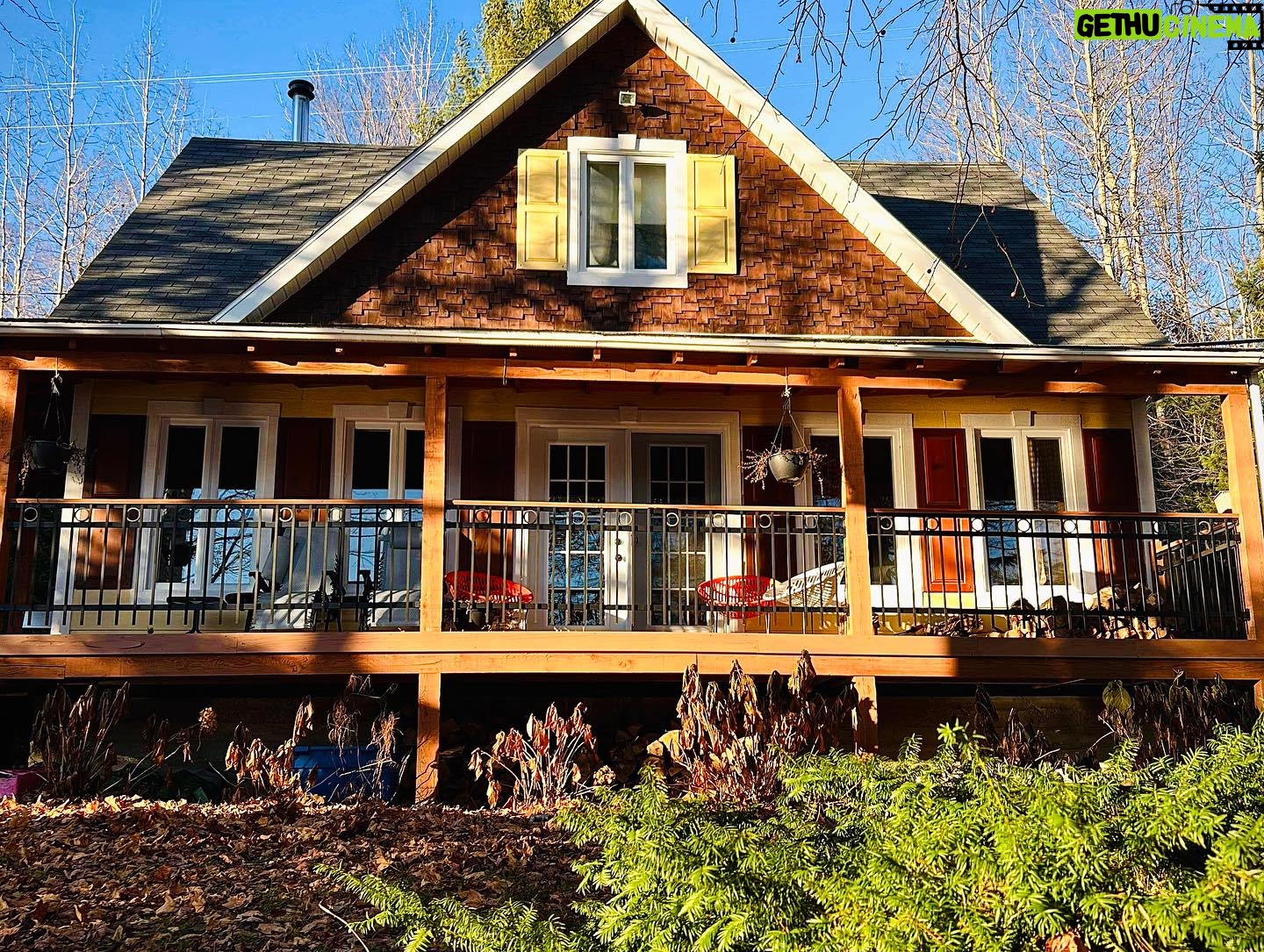 Marie-Lyne Joncas Instagram - Amis, chalet, chien! #géniesdelavitesse