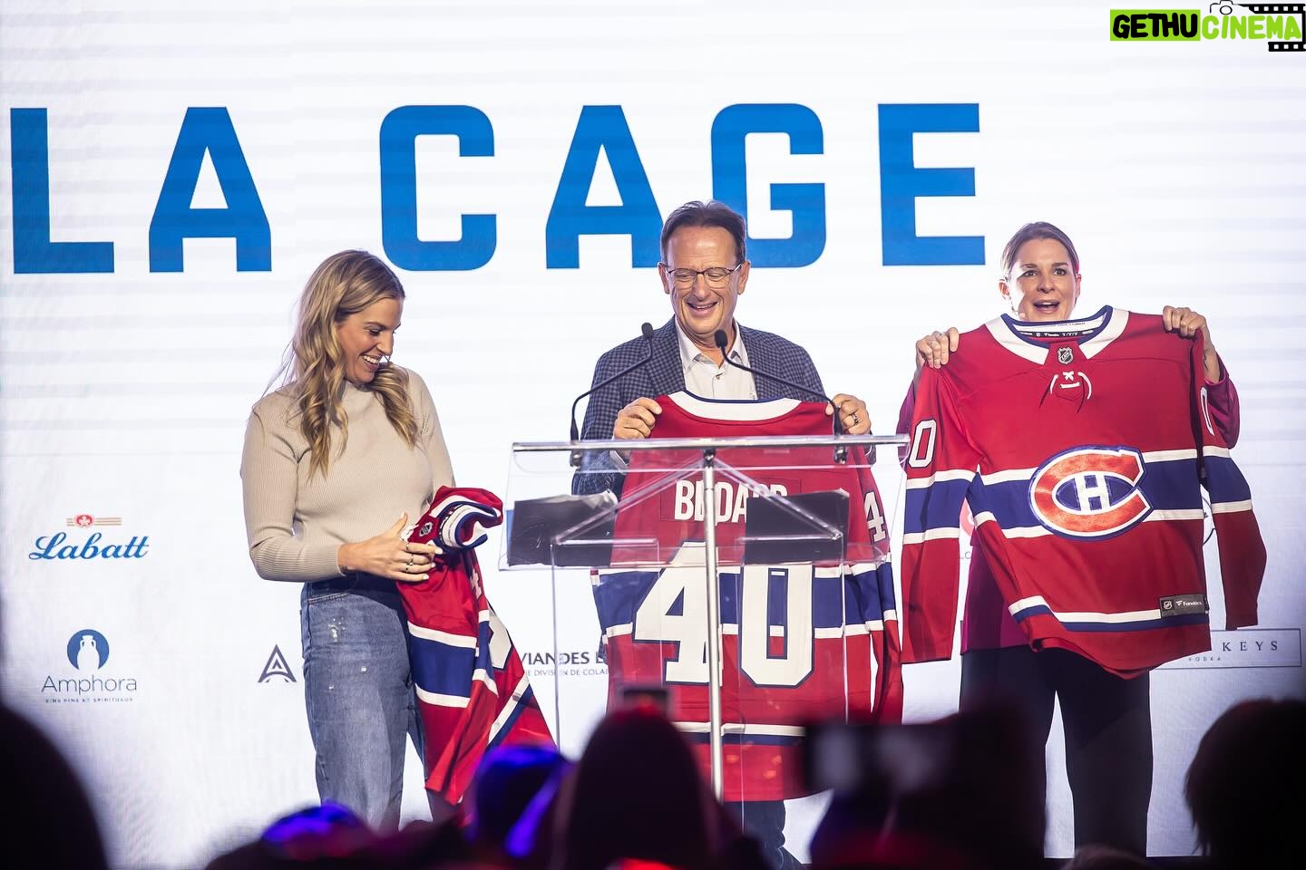 Marie-Lyne Joncas Instagram - Cette année, @_lacage fête ses 40 ans! Pis on va se le dire, a vieillit ben! C’est tellement un honneur pour nous d’en être les portes-paroles! Les deux ont a déjà travaillé à la Cage jadis et les deux ont a eu des expériences de travail full plaisante le fun! Disons que c’est pas gênant d’être associée à ce petit bijou d’entreprise! Une entreprise québécoise chapeautée par un homme qui pense à choisir des femmes comme égéries d’une brasserie sportive! PAS GÊNANT CE JEAN. Merci d’être aussi gutsy @bedard3805 On est bin fières de dire que t’es notre ami! 🫡 Eve et Marie 🙋🏻♀️🙋🏼♀️ (À ne pas confondre avec Eve-Marie Lortie)