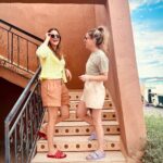 Marie-Lyne Joncas Instagram – Jour 2: Casablanca/Boulaajoul 7 heures d’autobus plus tard, nous voilà pas mal dans le milieu de nulle part! 
Encore 4 heures d’autobus demain et HOP, ça commence! 

P.S. la première photo, c’est nous pas de maquillage pas de filtre! 

@trophee_roses_des_sables