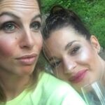 Marie-Lyne Joncas Instagram - Ce soir, ma grande complice de toujours anime le gala les Oliviers avec @cathygauthier_humoriste ! Je suis fière comme une mère! CRISS QUE JAI HÂTE DE VOIR ÇA! Ça fait 3 mois qu’elle nous rôde des jokes en pensant qu’on se rend pas compte que c’est pour le gala! C’est sûr que de se faire sortir une joke de NEEV entres deux bouchées de pâtés fromages un samedi 5 à 7, ça donne des indices! J’espère qu’elle sera maquillée comme sur la première photo! Quelque chose de subtil qui lui fait ressortir le beau regard vif et allumé! 😂 💪🏻💪🏻💪🏻♥️♥️♥️ Je t’aime ma nouère! Va leur montrer c’est qui qui a les plus belles jambes du milieu!