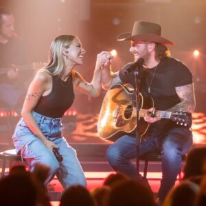 Marie-Mai Instagram - Quel plaisir de lancer la 21e saison de @belleetbumtq ce samedi 9 septembre à 21 h sur les ondes de @telequebec! 🎤🎶

De belles rencontres musicales avec des artistes que j’adore et j’y interprète même une nouvelle chanson! Manquez pas ça! 💙

@matt_lang_music
@howaboutnao 

📸 Claude Dufresne