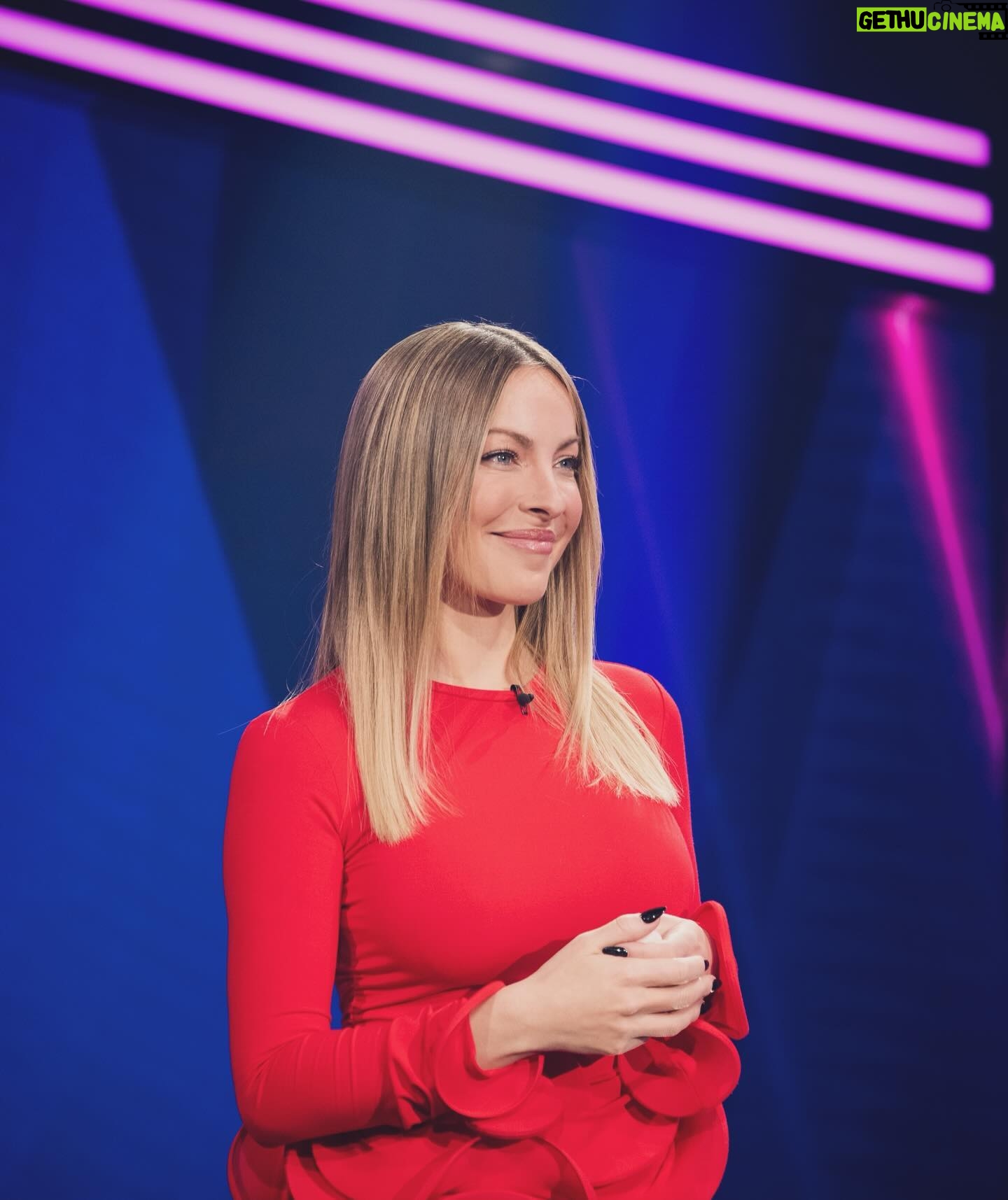 Marie-Mai Instagram - Noir sur Noir ET Rouge pour semaine Rouge!@bigbrothercelebrites Ce soir 18h30 @noovo.ca
