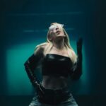 Marie-Mai Instagram - Ma nouvelle chanson WICKED WAYS est disponible sur toutes les plateformes dès maintenant. 💣💥 Elle est accompagnée des images tirées de l’émission Immuable diffusée à @telequebec. Lien dans ma bio! 🖤