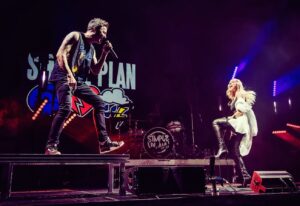 Marie-Mai Instagram - Hier au Centre Bell avec @simpleplan 
Que de souvenirs! 
11 ans déjà depuis Jet Lag.
Même si le temps avance, quand on se retrouve sur scène, rien a changé. 
Leur gentillesse, leur talent et leur générosité m’épatent toujours autant. 
Bravo pour le show hallucinant!

📸 @skylerbarberio