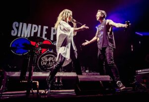 Marie-Mai Instagram - Hier au Centre Bell avec @simpleplan 
Que de souvenirs! 
11 ans déjà depuis Jet Lag.
Même si le temps avance, quand on se retrouve sur scène, rien a changé. 
Leur gentillesse, leur talent et leur générosité m’épatent toujours autant. 
Bravo pour le show hallucinant!

📸 @skylerbarberio