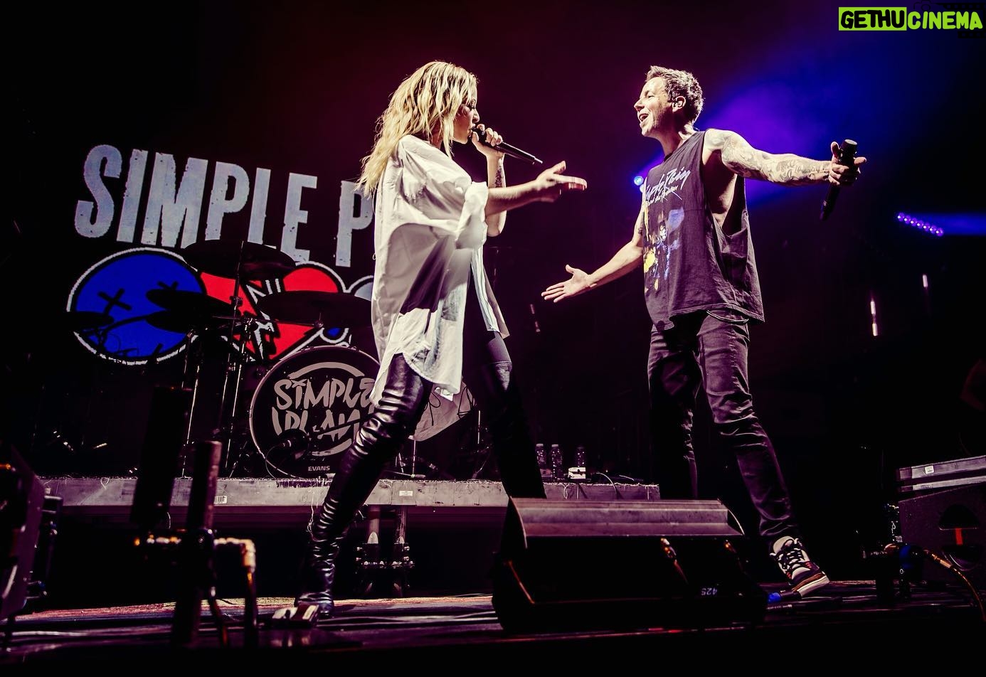 Marie-Mai - 4K Likes - Hier au Centre Bell avec @simpleplan
Que de souvenirs!
11 ans déjà depuis Jet Lag.
Même si le temps avance, quand on se retrouve sur scène, rien a changé.
Leur gentillesse, leur talent et leur générosité m’épatent toujours autant.
Bravo pour le show hallucinant!
📸 @skylerbarberio