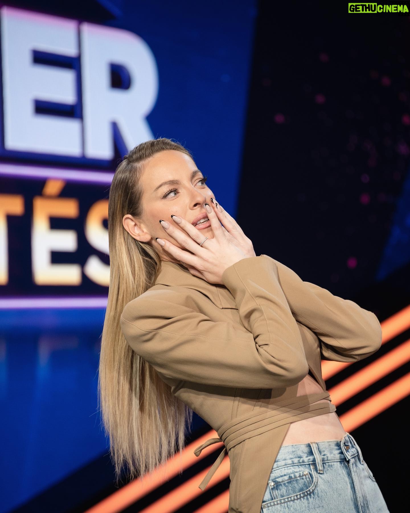 Marie-Mai Instagram - Soirée de double éviction⚡️et une réaction en chaine qui fera des vagues. Spécial de 90 minutes! L’étendue de mes expressions dit tout. @bigbrothercelebrites @noovo.ca