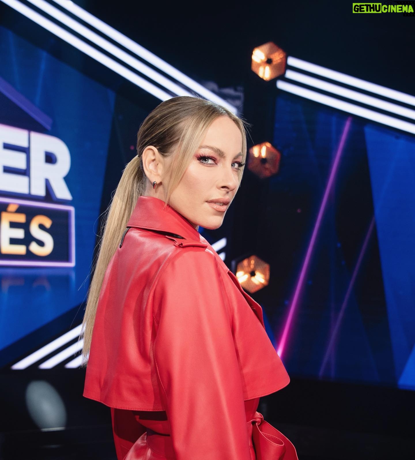 Marie-Mai Instagram - C’est aujourd’hui que la semaine ROUGE se termine et que la semaine du patron INVISIBLE commence. En voulez-vous de l’intensité? Y’en manque pas à @bigbrothercelebrites Ce soir 18:30 @noovo.ca