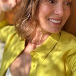 Marie Legault Instagram - Tu as entendu parler du Pilates contre le mur? Pour ma part, j’aime cette méthode pour étirer mon bas du dos et réveiller mes muscles (fessiers et ischio jambiers) ✨ 1- Monte lentement ton bassin en suspension stabilise le et commence à faire des battements de jambes X10/par jambe 2-décolle ton dos vertèbre après vertèbre en inspirant et redescend aussi lentement en expirant Il faut prendre son temps pour créer un maximum d’espace entre les vertèbres 😇 3- monte et descend les hanches cette fois en gardant une jambe à la verticale et fais l’autre jambe X10/par jambe 4- reviens avec les deux genoux sur la poitrine pour te détendre 🧘🏻‍♀️ #exercicesfitness #pilatesmur #fessiers #dos #plusmalaudos #bienêtre #santé #biendanssoncorps #vieillirenbeauté #proagemovement #50ansetenforme #pilates #fitnessmotivation