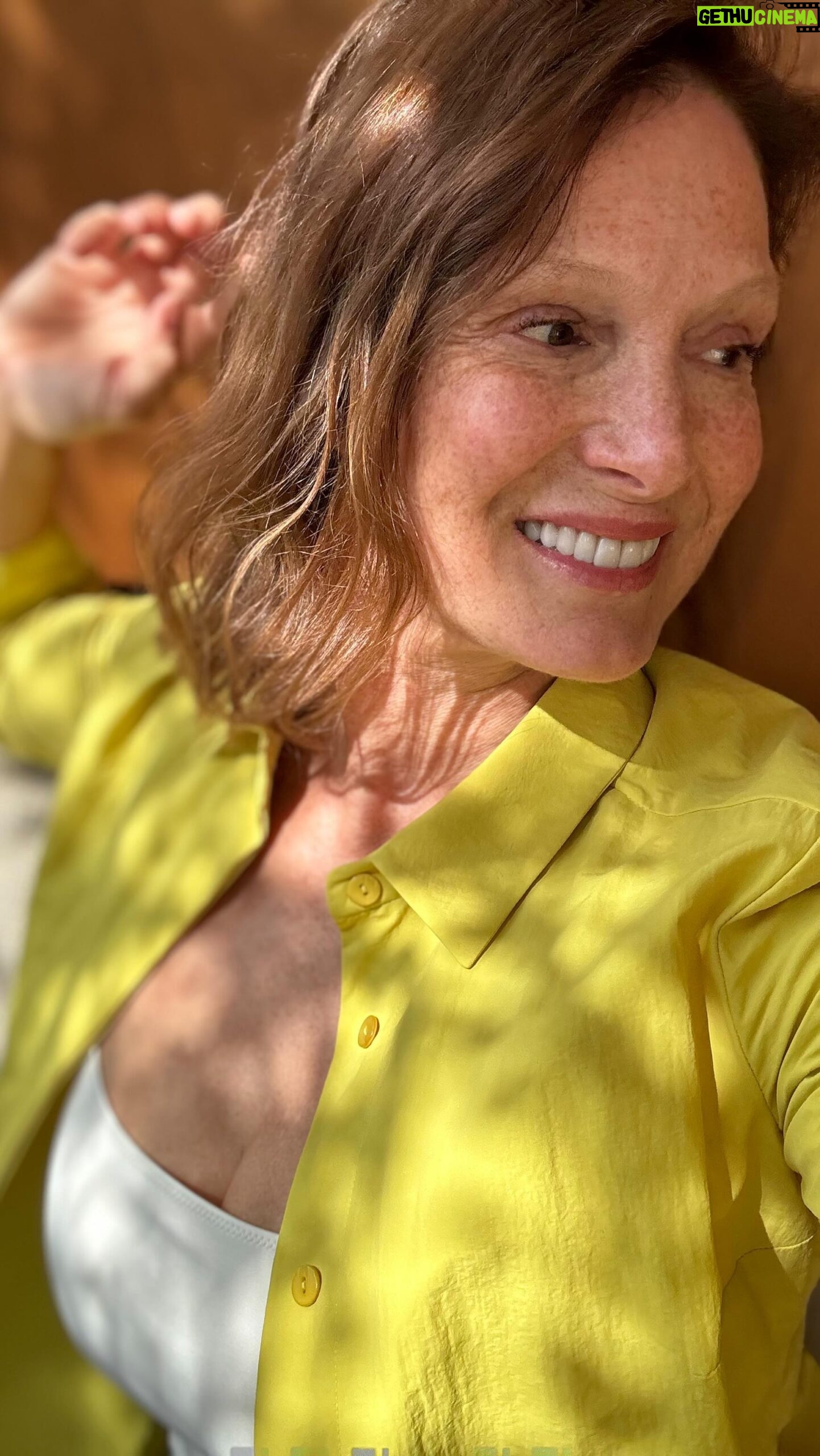 Marie Legault Instagram - Tu as entendu parler du Pilates contre le mur? Pour ma part, j’aime cette méthode pour étirer mon bas du dos et réveiller mes muscles (fessiers et ischio jambiers) ✨ 1- Monte lentement ton bassin en suspension stabilise le et commence à faire des battements de jambes X10/par jambe 2-décolle ton dos vertèbre après vertèbre en inspirant et redescend aussi lentement en expirant Il faut prendre son temps pour créer un maximum d’espace entre les vertèbres 😇 3- monte et descend les hanches cette fois en gardant une jambe à la verticale et fais l’autre jambe X10/par jambe 4- reviens avec les deux genoux sur la poitrine pour te détendre 🧘🏻♀️ #exercicesfitness #pilatesmur #fessiers #dos #plusmalaudos #bienêtre #santé #biendanssoncorps #vieillirenbeauté #proagemovement #50ansetenforme #pilates #fitnessmotivation