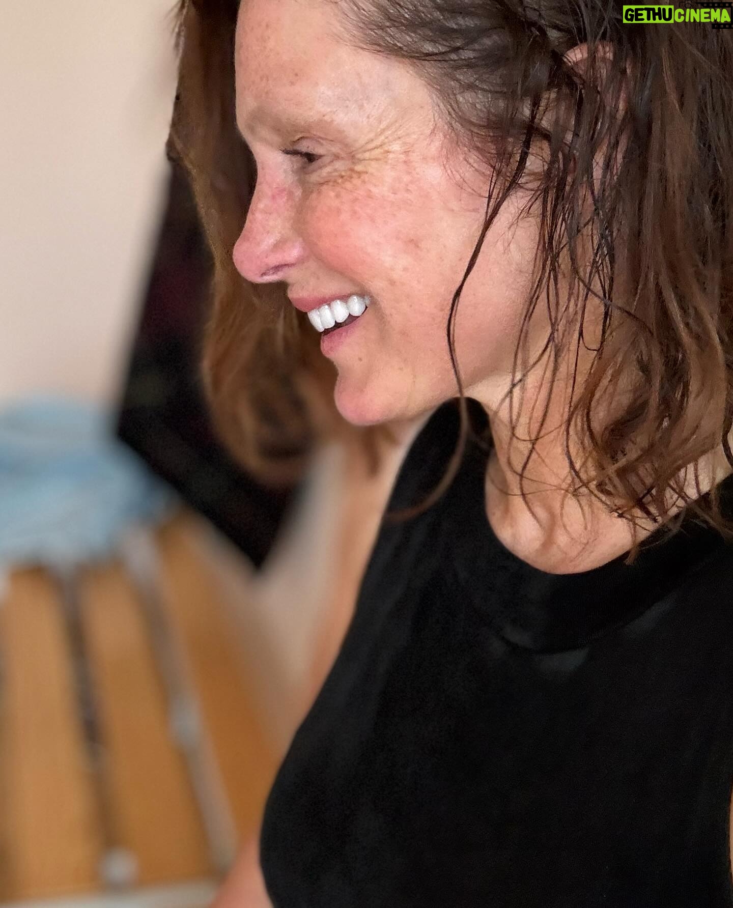Marie Legault Instagram - Aujourd’hui, j’ai pratiqué avec environ 45 personnes, c’était magique ce partage, on a eu bien chaud aussi ha ha! à voir ma tete 🫠💦 @jivamuktiyogaparis class today was hot yoga 🧘🏻♀️ #thankyou Ian Szydlowski 🙏🏻 #yoga #yogapractice #yogaparis #hotyoga #bigtraining #hardworkout #naturelle#frecklesgirl #happyness #grateful #partage #bienêtre #love #sweat #naturalportrait #glowingnaturally #bonnemineassurée #fatigueemaisheureuse
