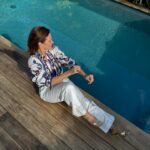 Marie Legault Instagram - La mode qui suit tes mouvements, je valide 🌞 Outfit: Chemise imprimée /pantalon lin blanc @derhy #modefemme #femmedynamique #modefeminine #modechicdécontracté #modellife #modeling #summervibes #enformeapres50ans #jolilook #lookdujour #ambiancevacances #mannequinfemmesenior #avoirlapêche #fitnessmotivation #chemiseimprimée @dresscode_agency produits offerts 🙏🏻 #photos @thibaut_nadal 📸