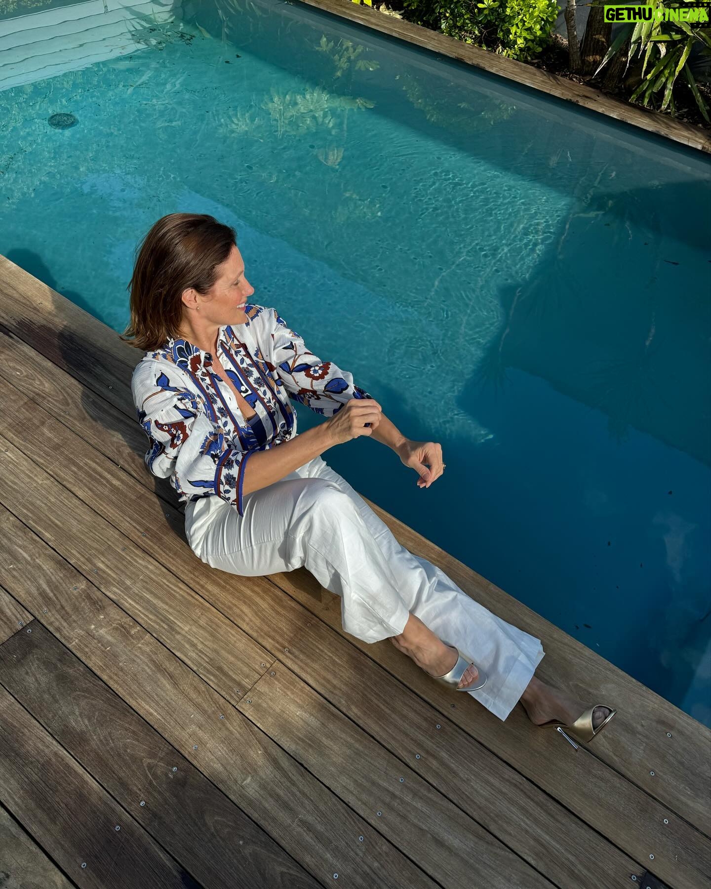 Marie Legault Instagram - La mode qui suit tes mouvements, je valide 🌞 Outfit: Chemise imprimée /pantalon lin blanc @derhy #modefemme #femmedynamique #modefeminine #modechicdécontracté #modellife #modeling #summervibes #enformeapres50ans #jolilook #lookdujour #ambiancevacances #mannequinfemmesenior #avoirlapêche #fitnessmotivation #chemiseimprimée @dresscode_agency produits offerts 🙏🏻 #photos @thibaut_nadal 📸
